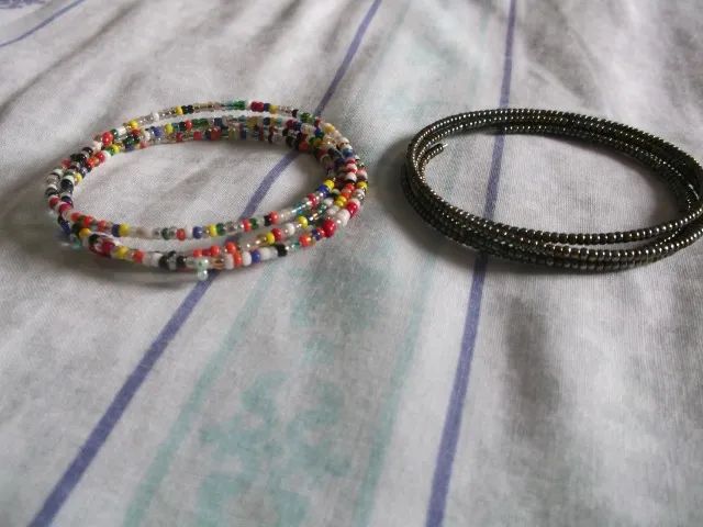 Duas pulseirinhas coloridinhas - Foto 3