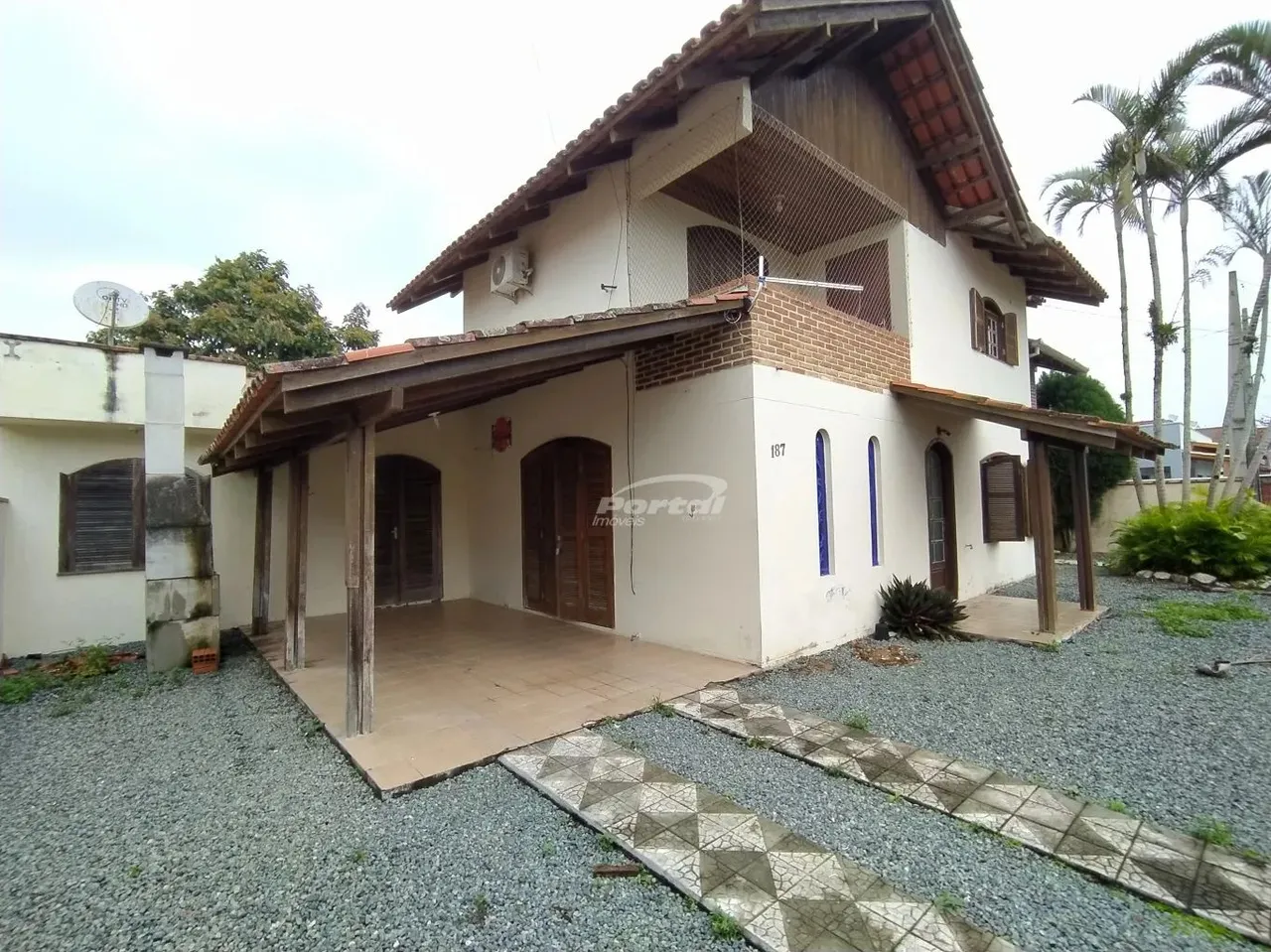 Casa 3 dormitórios, sendo 1 suíte, a 300 metros do mar no centro de Balneário Piçarras/SC