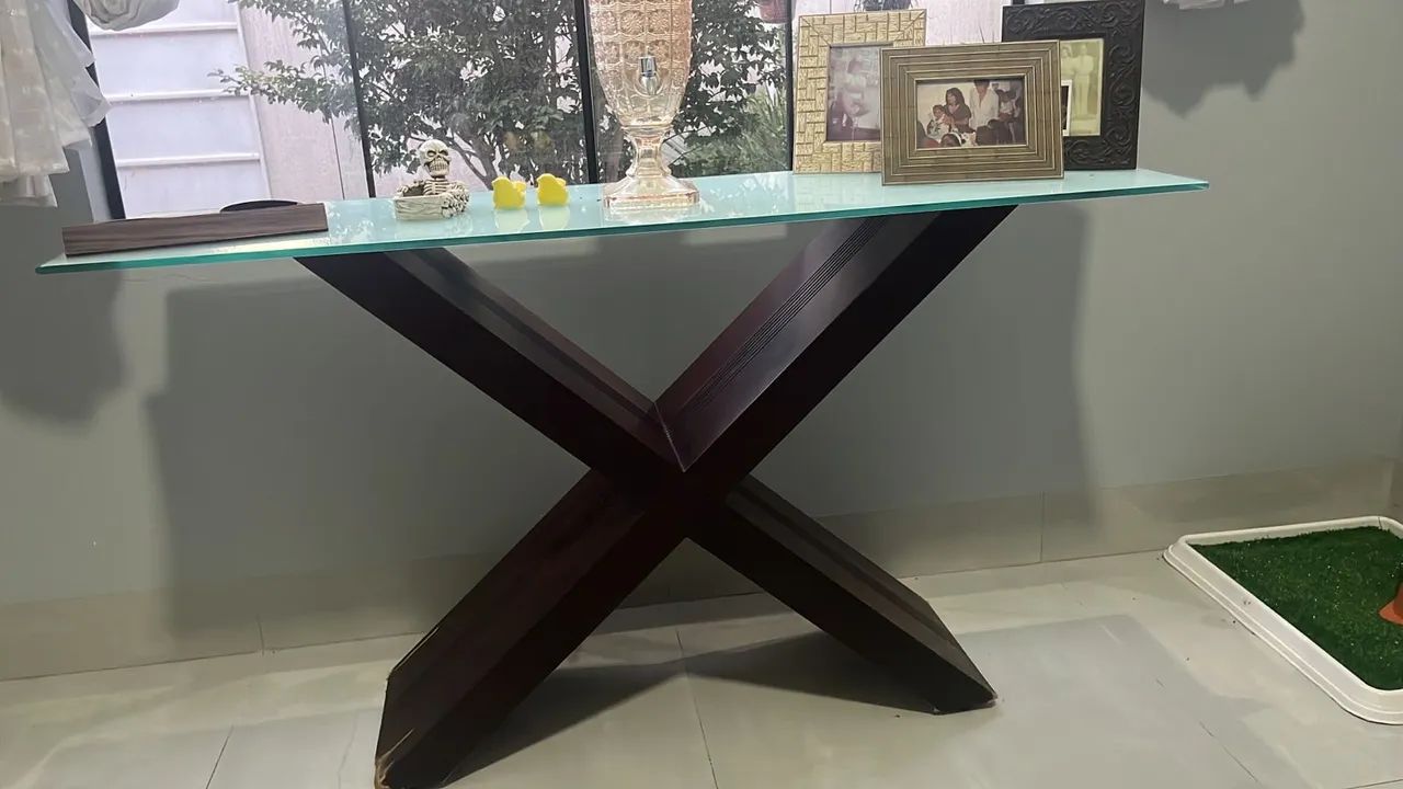 Aparador em X de madeira com tampo de vidro