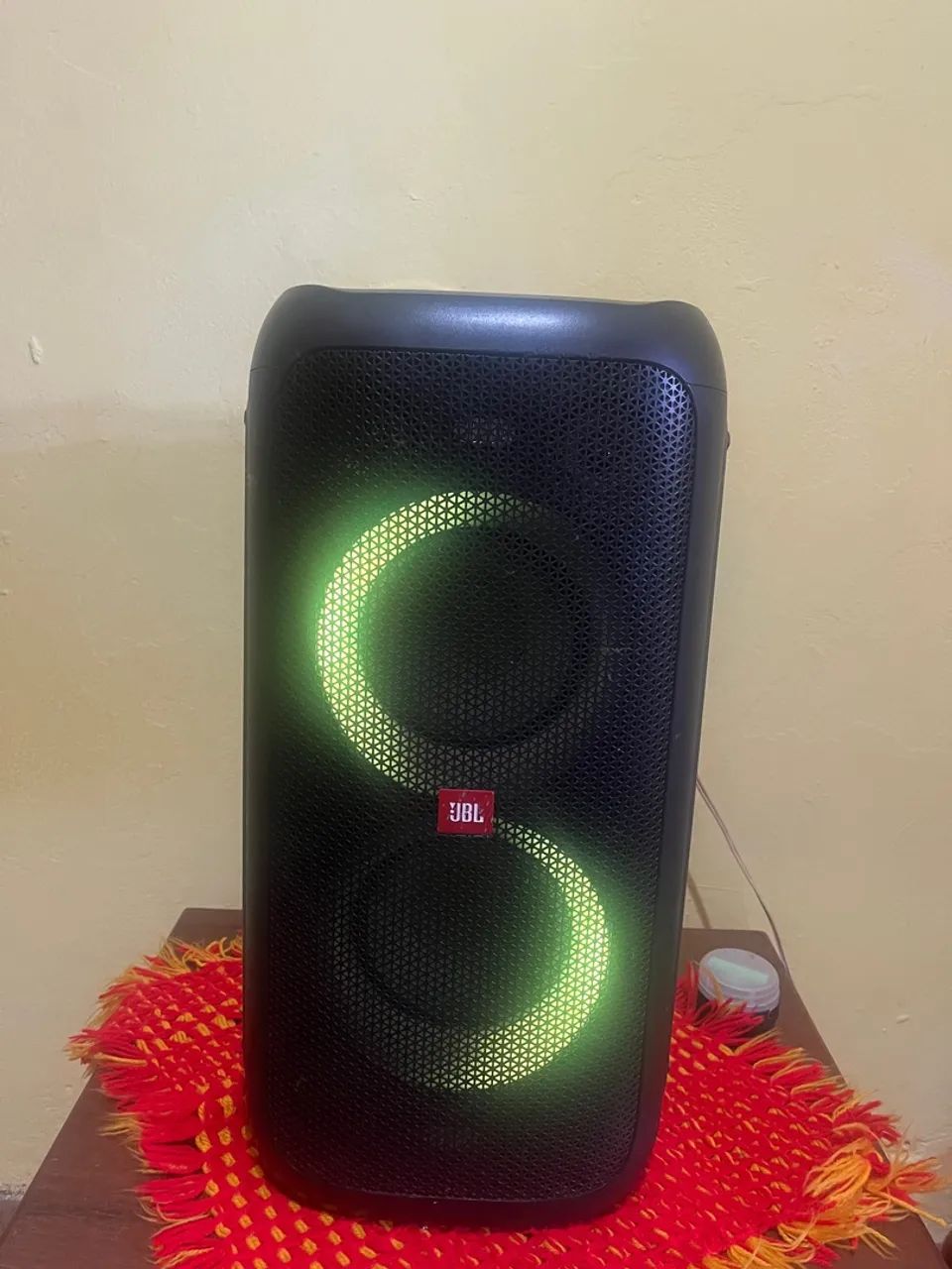 JBL PartyBox 100 - Som de qualidade e design moderno