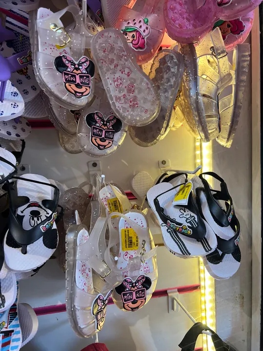 Sandálias infantil e havaianas adulto