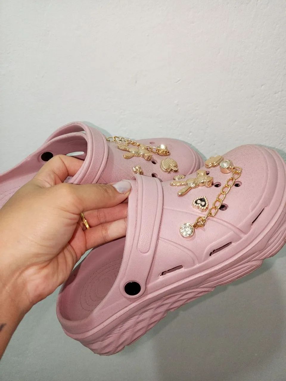 Sandália tipo CROCS com pingentes!! - Foto 2
