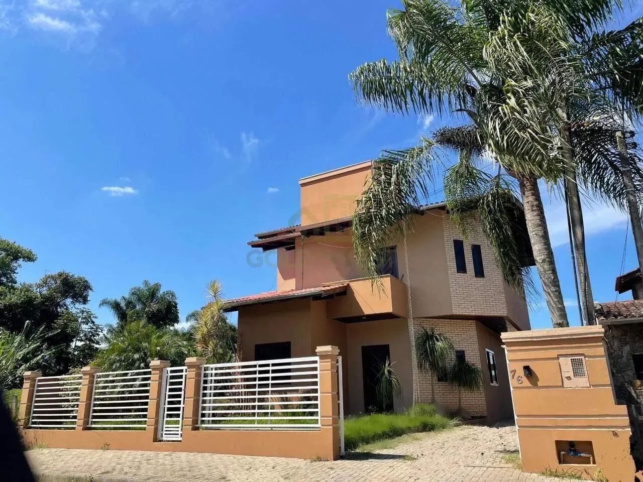 Casa ampla, com 3 suítes, sendo uma delas master com closet, no bairro Jardim Maluche