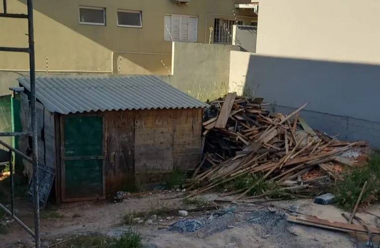 Doa-se madeiras e telhas - fim de obra