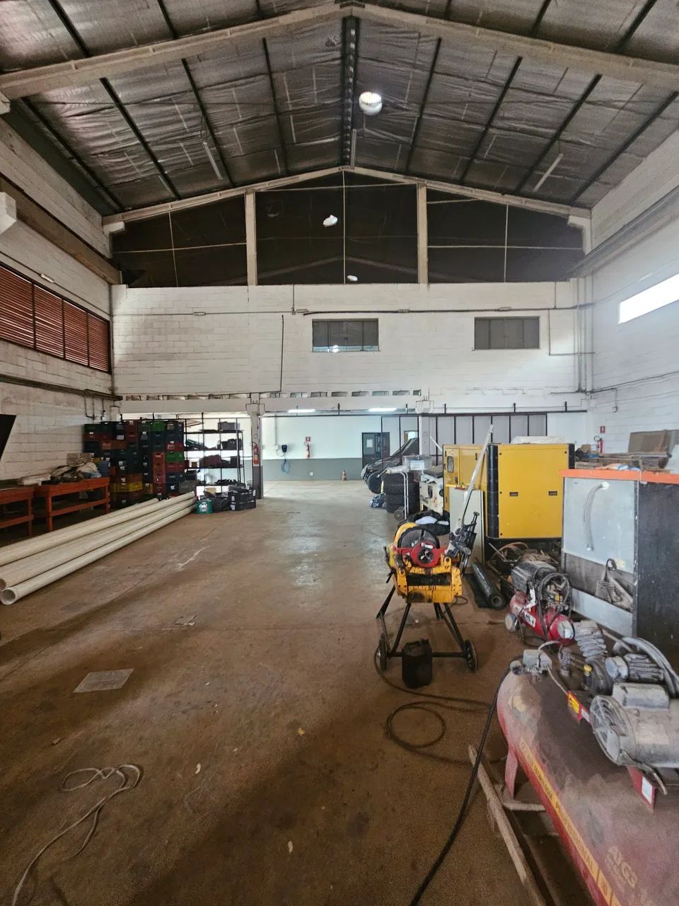 Galpão Logístico, Comercial, Institucional, Industrial 1650 m² com 2 portões de acesso par - Foto 2