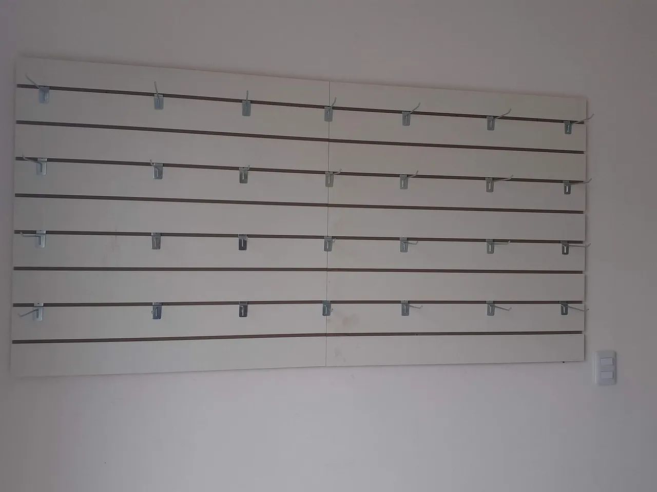 Painel canaletado expositor para lojas 