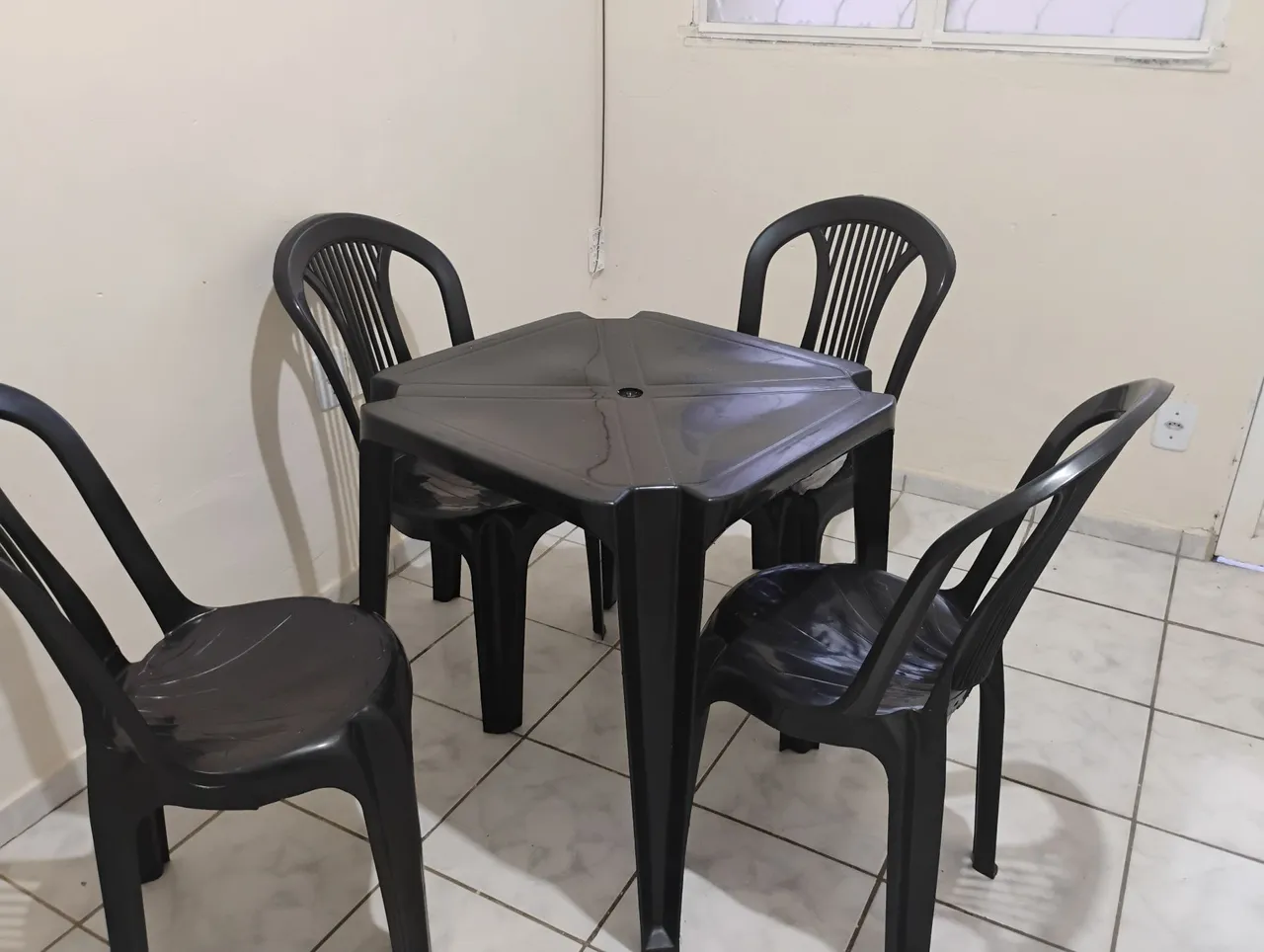 Mesa e 4 cadeiras de plástico