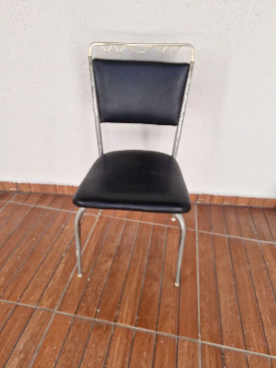 Cadeiras retrô: 4 de madeira com fórmica e 2 com assento acolchoado - Foto 5