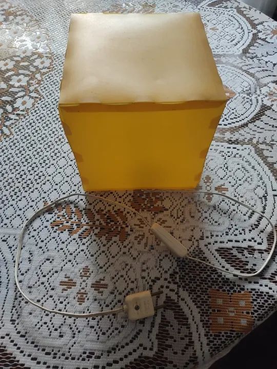 Abajur / luminária Quadrado Amarelo 