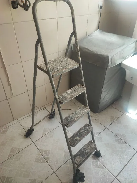 Escada de ferro de 5 degraus