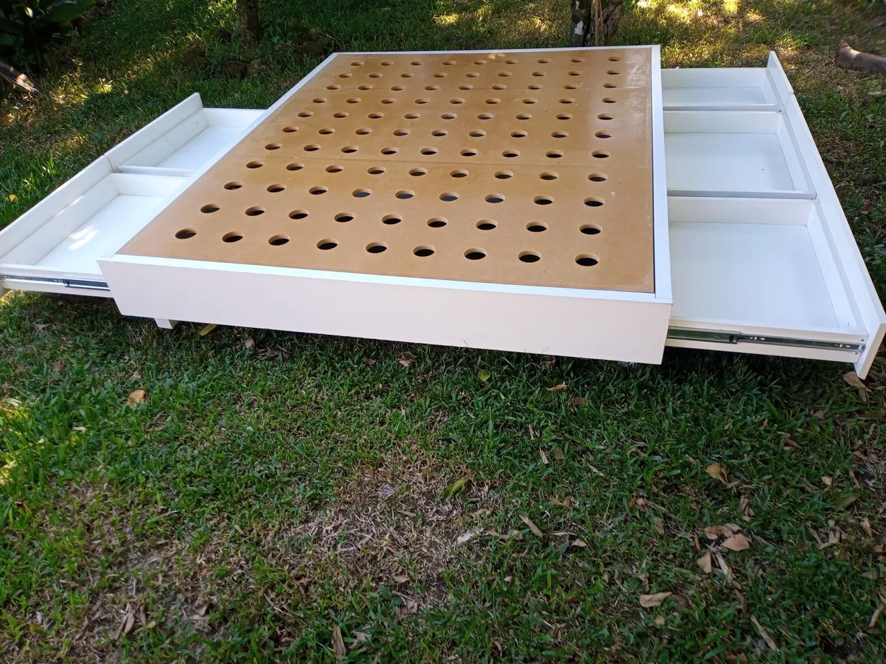 Com entrega Linda cama Queen com gavetas MDF