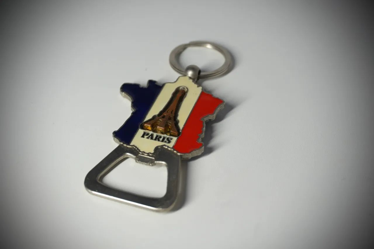 Chaveiro abridor de garrafa Paris 