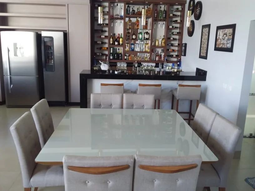 Mesa de Jantar Elegante com Design Moderno de madeira 