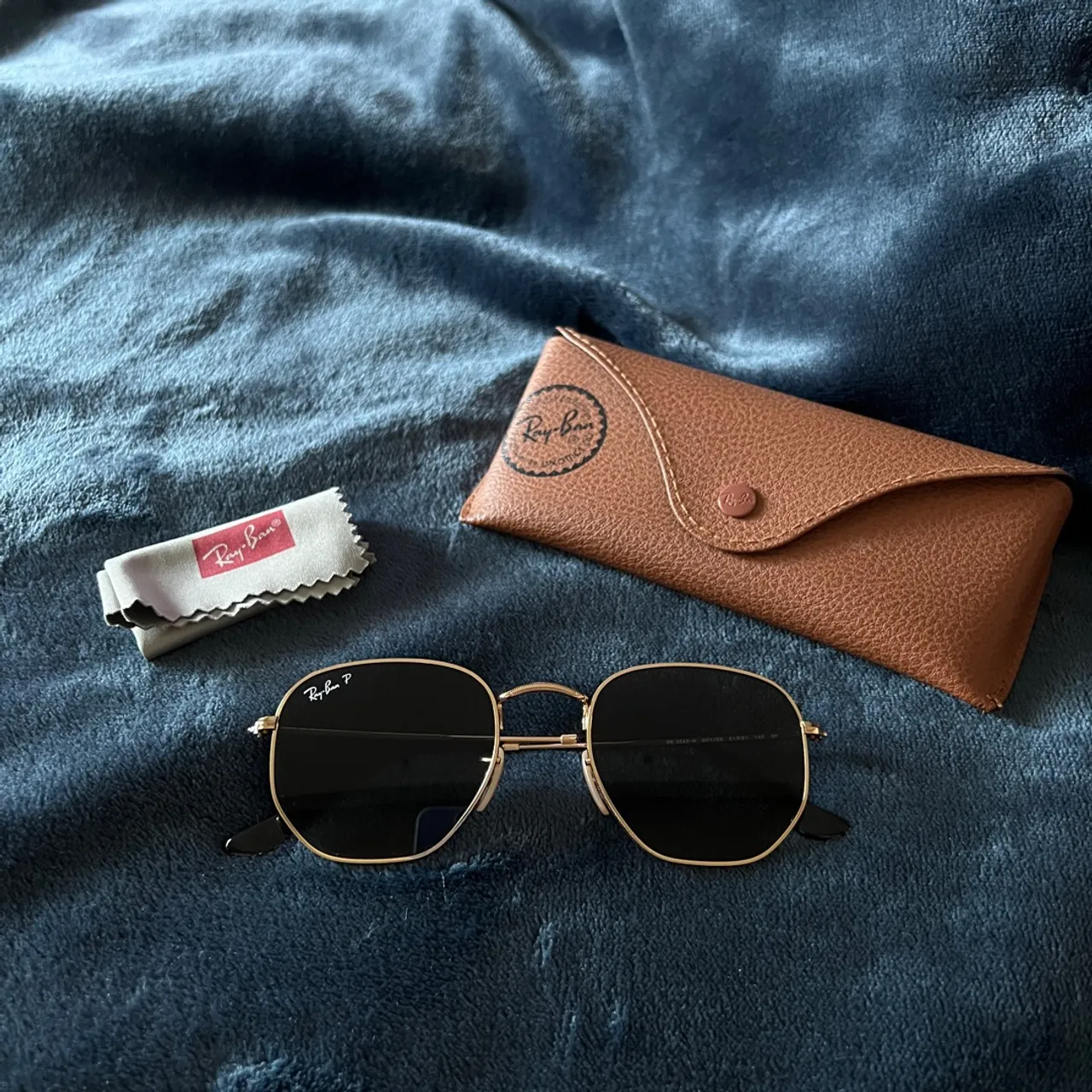 Óculos de Sol Ray-Ban Hexagonal Dourado Polarizada.