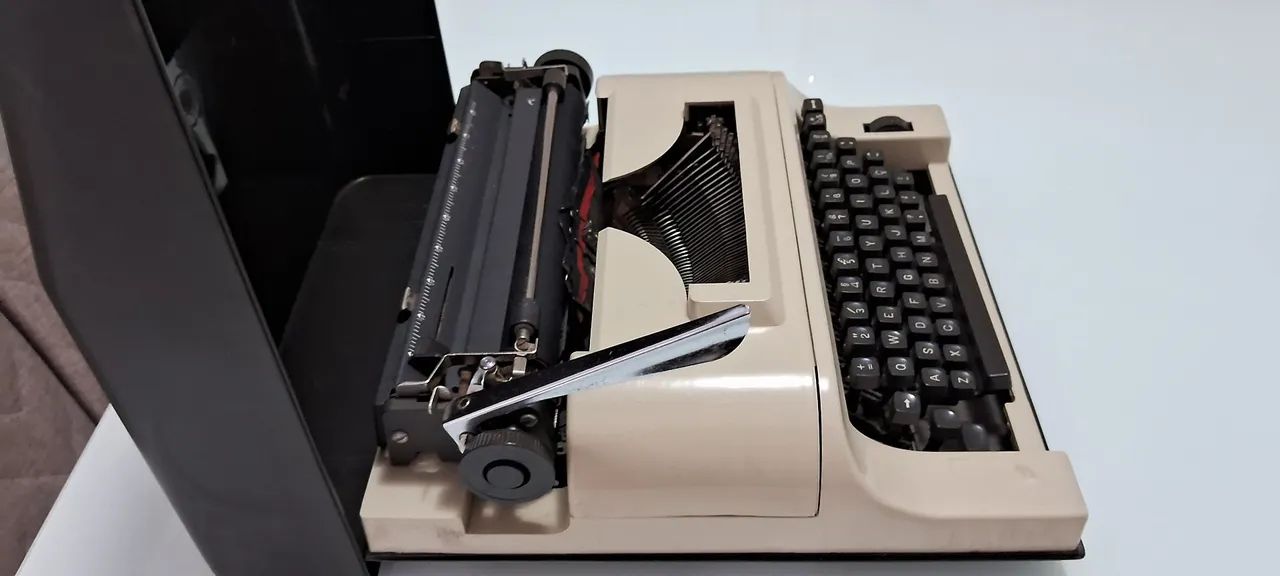 Máquina de escrever - Anos 80 - Foto 3