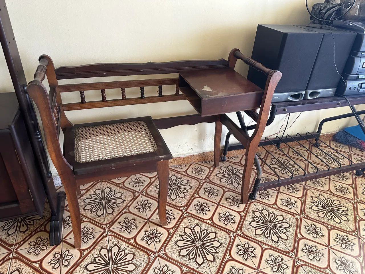 Vendo cadeirinha de telefone rústica .