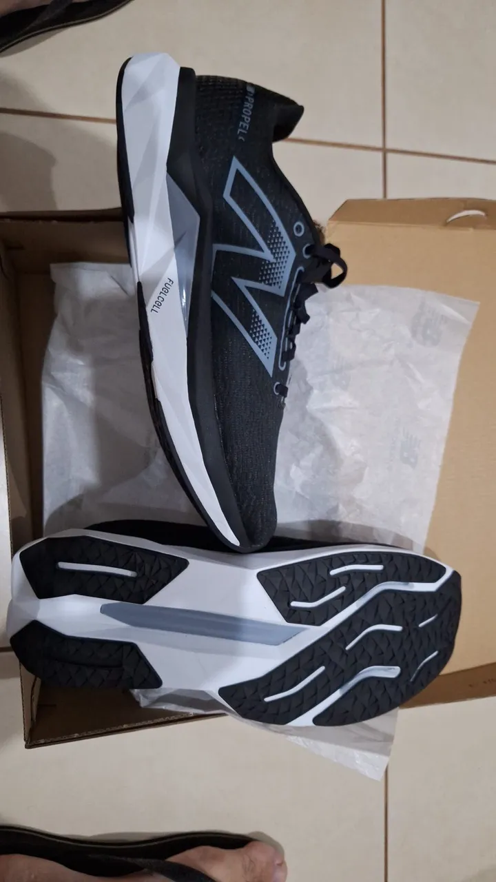 Tênis New Balance FuelCell Propel v5 - Novo