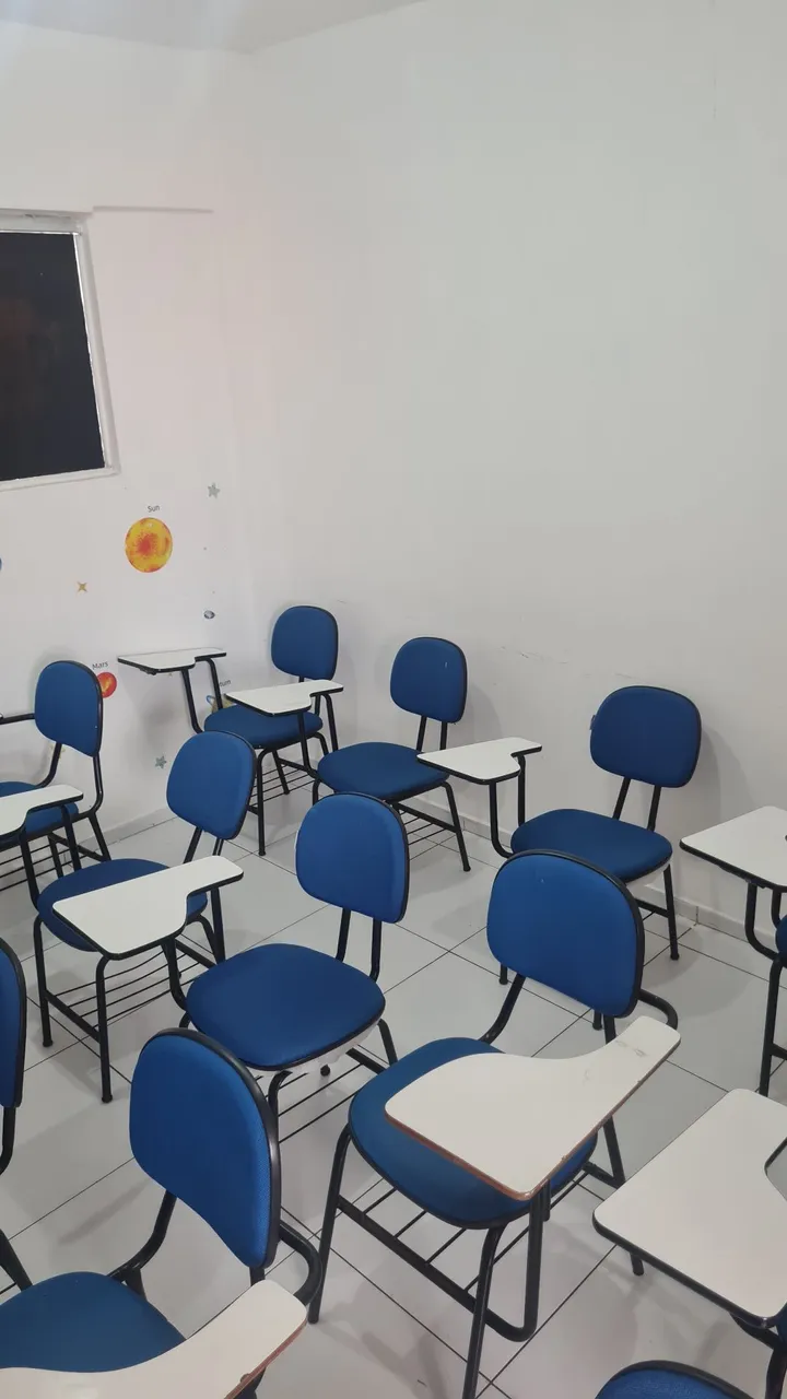 Cadeiras escolares com prancheta