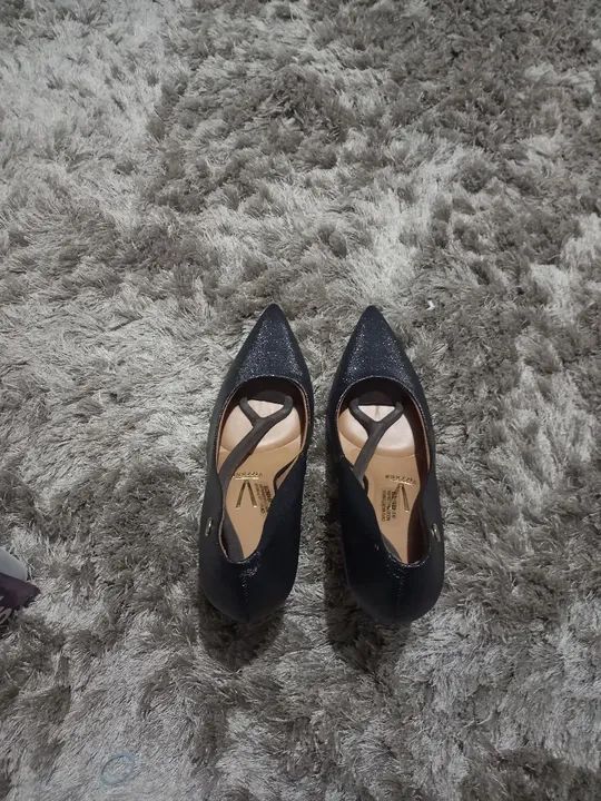 Sapatos pretos de salto alto