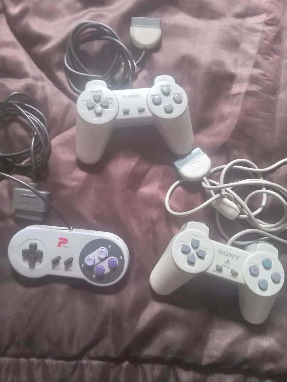 2 Controle Playstation 1, e um controle Super Nintendo