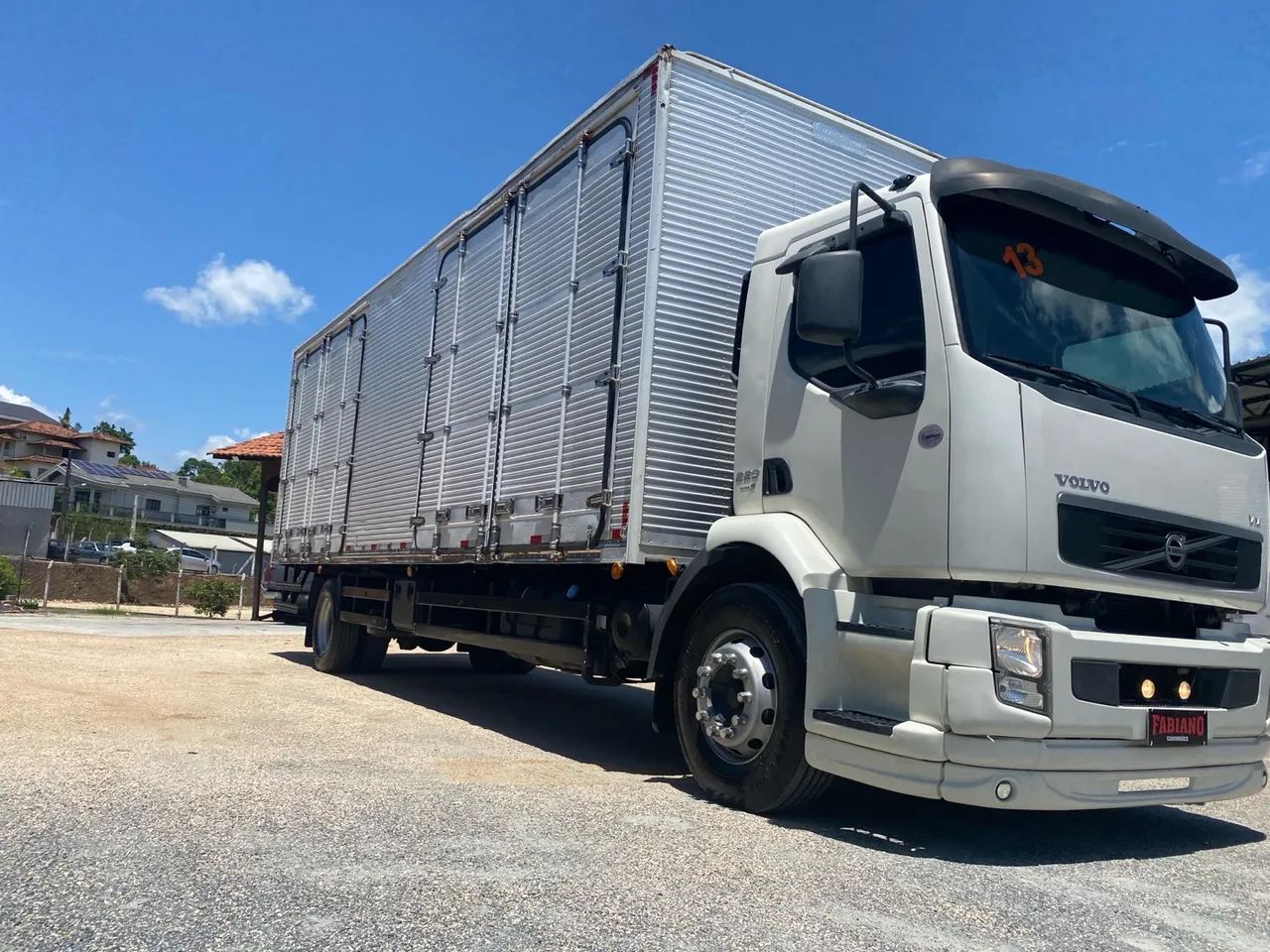 Toco VM 220 Baú 9 metros 