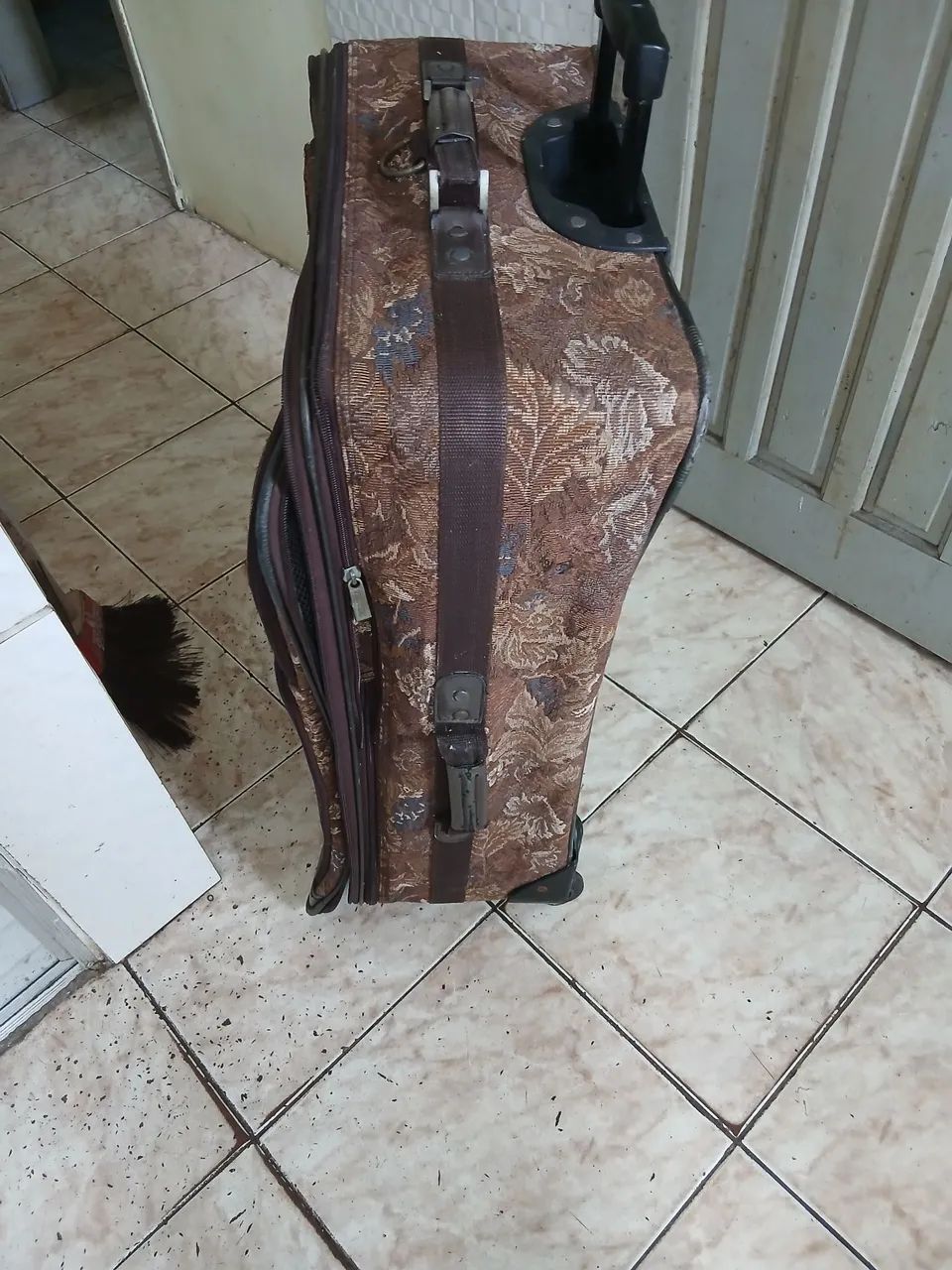 Mala de Viagem Marrom com Rodinhas23 kilos. 75 de cima pra baixo e 52 de largura3 kilos  - Foto 5