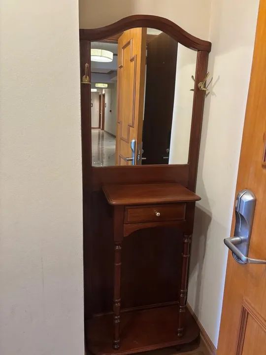 Penteadeira de madeira com espelho e prateleira - Foto 3