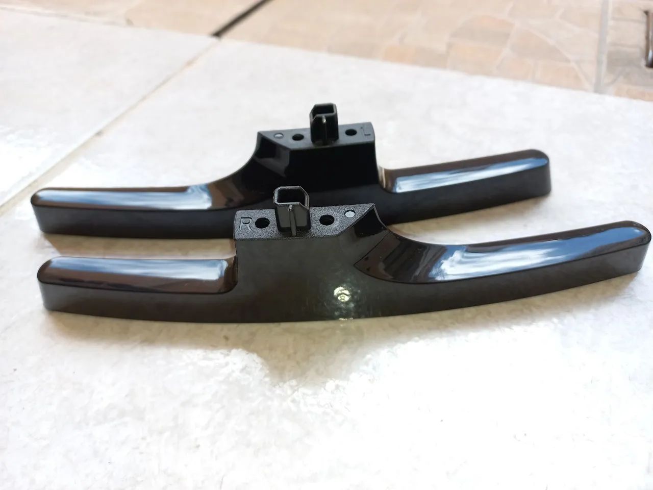 Pezinhos para TVs Samsung 32J4000.