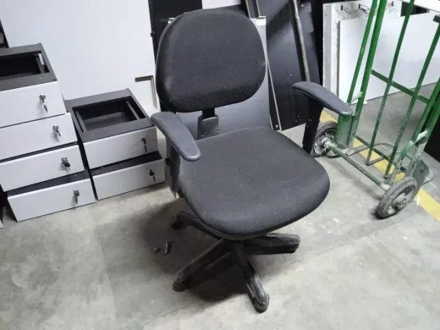 Cadeira de escritório giratória c/ braços e rodas em Plástico / Tecido Preto - Foto 3