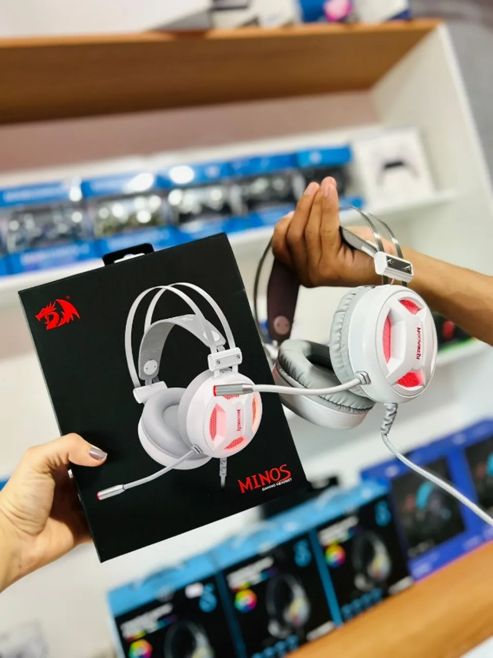 Headset Gamer Redragon Minos - Branco com LED Vermelho