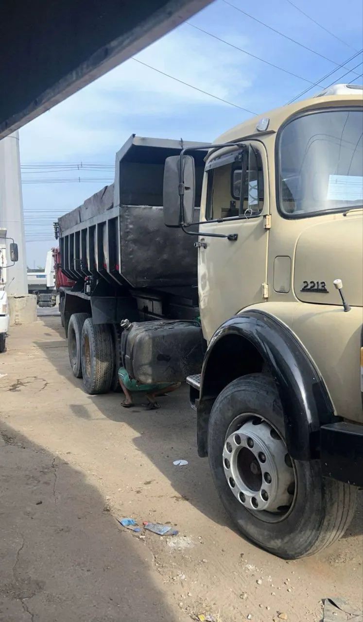 Caçamba disponível para locação
