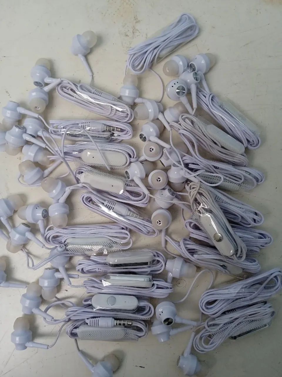 Vendo lote de cabo fones e caixinha  - Foto 3