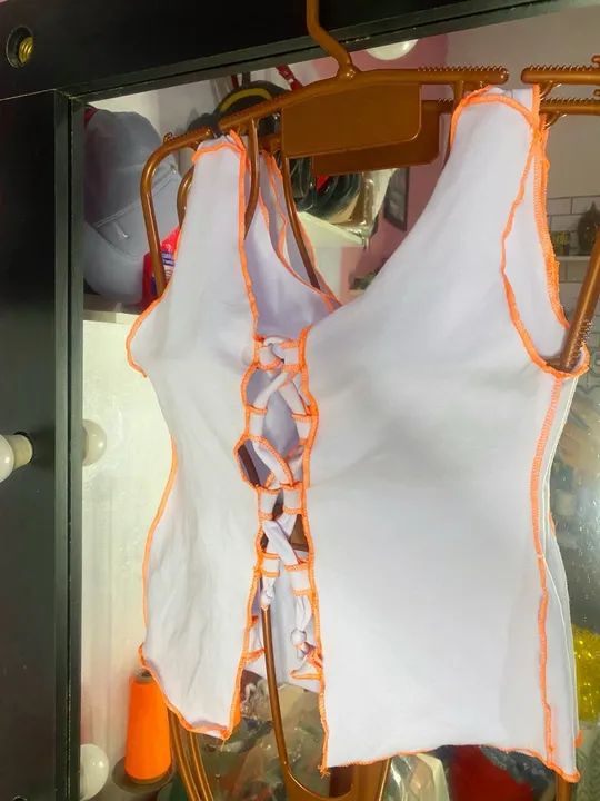 Top cropped branco com amarração - Foto 2