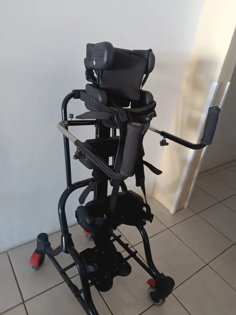 Cadeira parapodium com mesinha de acrílico em perfeito estado - Foto 2