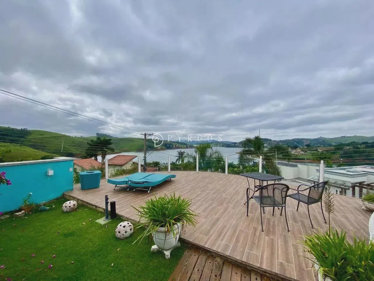 Vende-se Casa de Alto Padrão com Vista Deslumbrante para a Represa de Igaratá