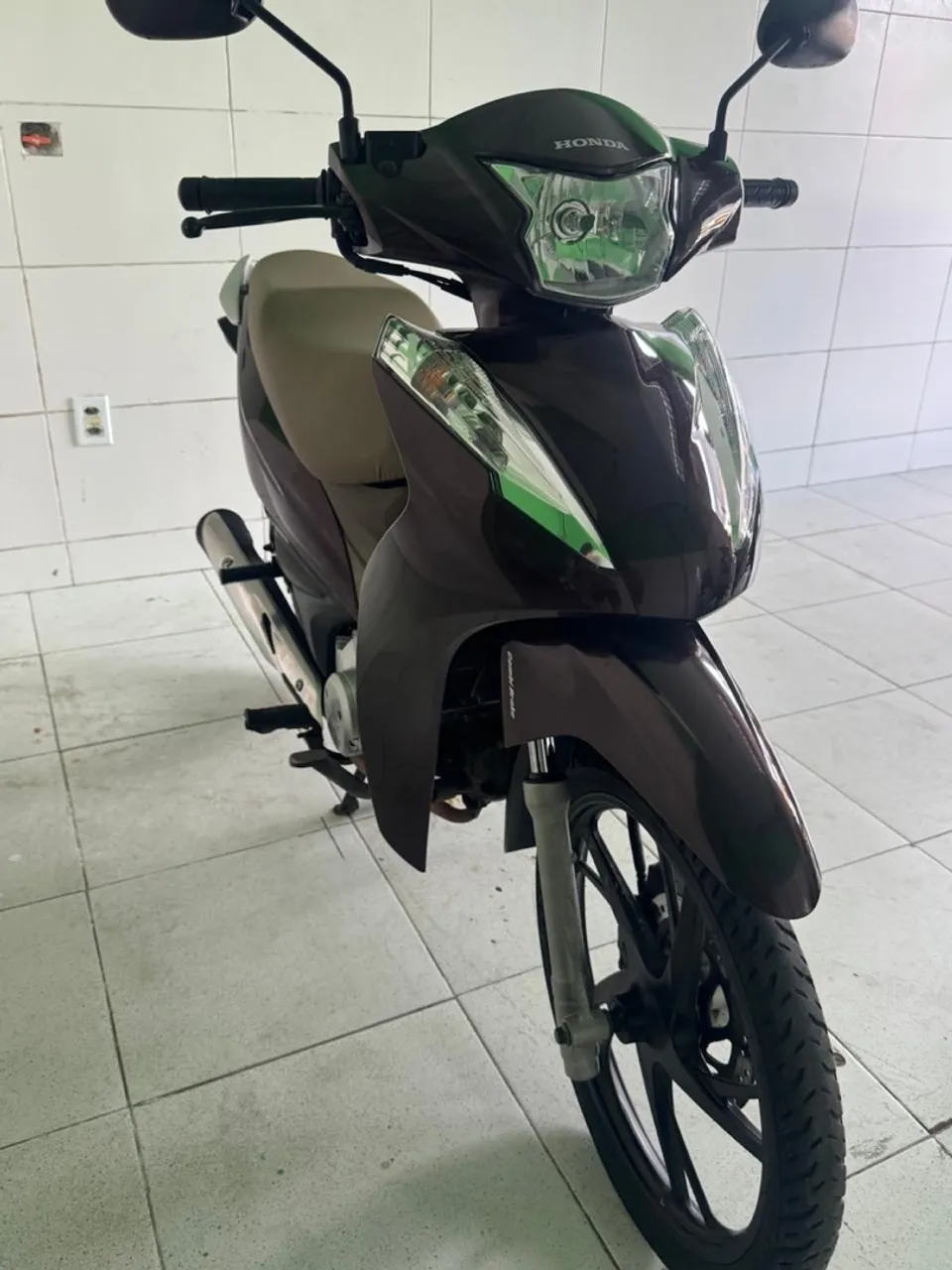 Biz 125 emplacada