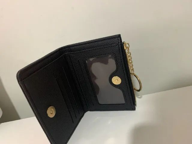 carteira preta com zíper e chaveiro dourado.  - Foto 2