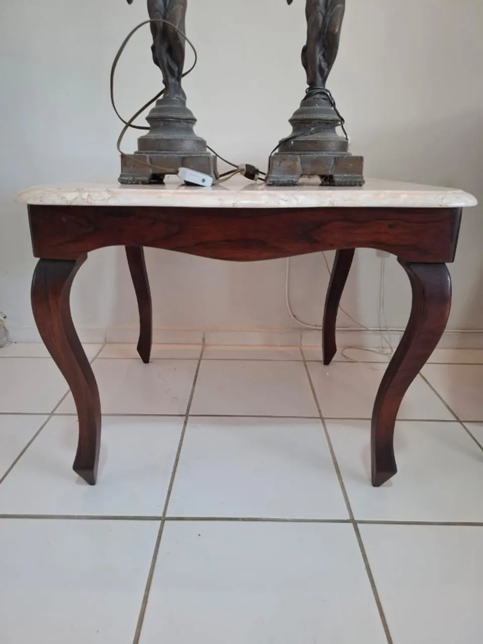 Mesa de apoio em mármore