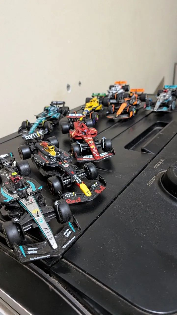 8 miniaturas de carros de Fórmula 1 (1/43)