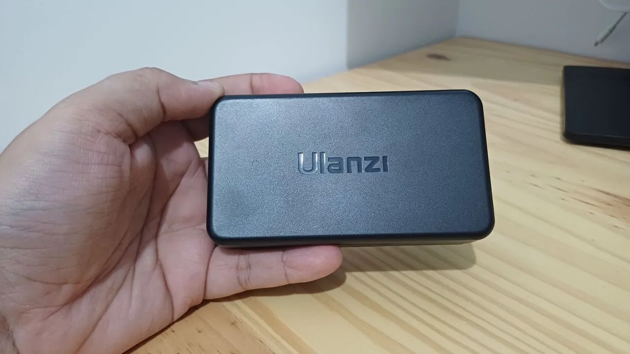 Microfone Sem Fio Lapela Ulanzi (Duplo) - Com Estojo de Carregamento (Impecável)