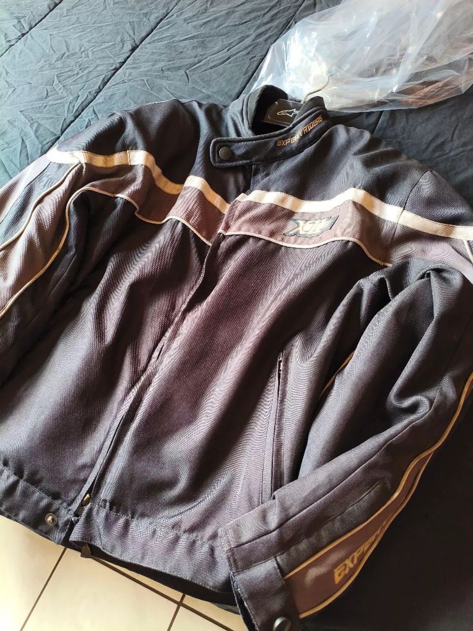 Jaqueta e capacete para motociclista 