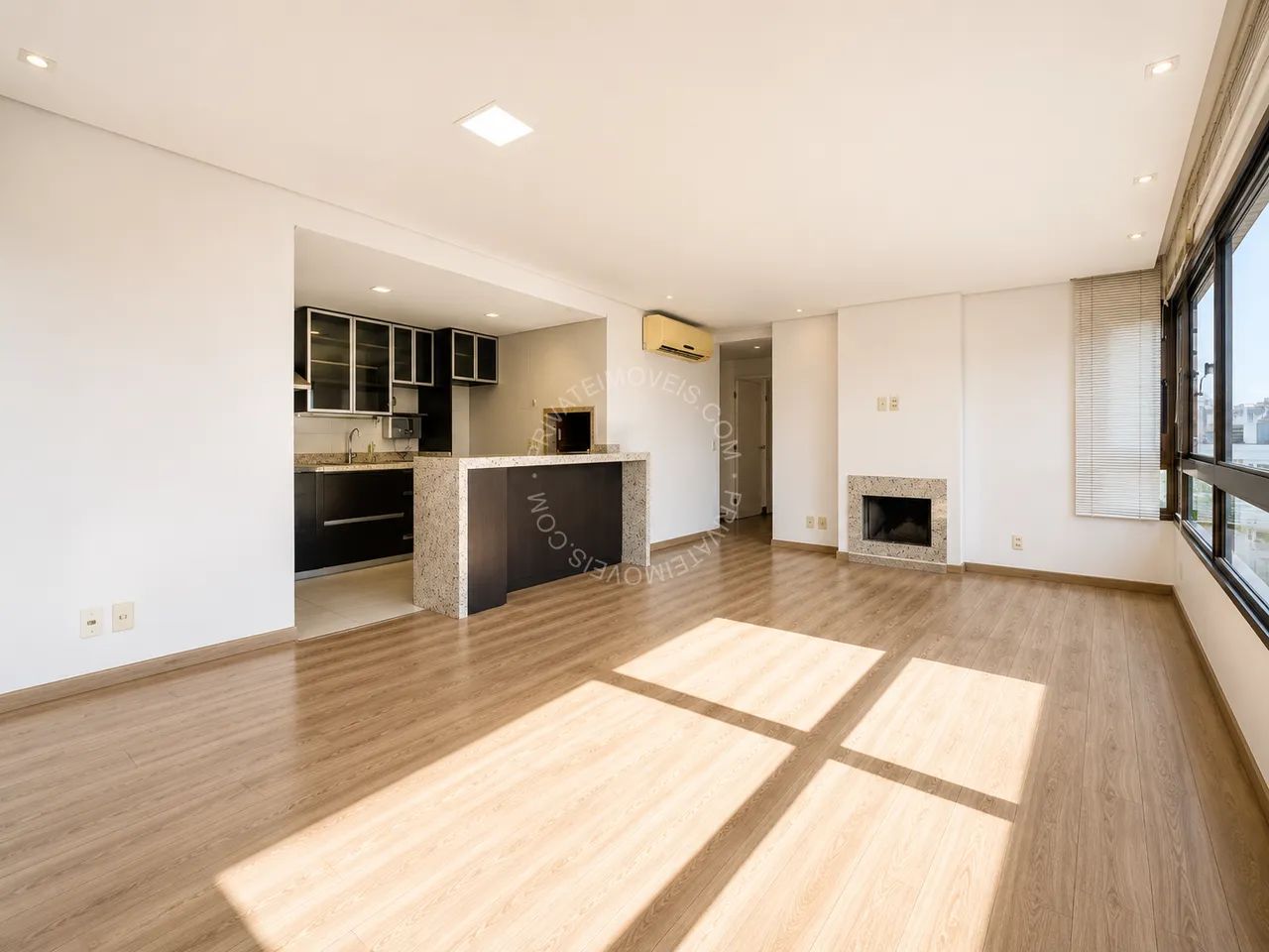 Apartamento semimobiliado para alugar no Mont Serrat com 2 quartos(2 suítes)