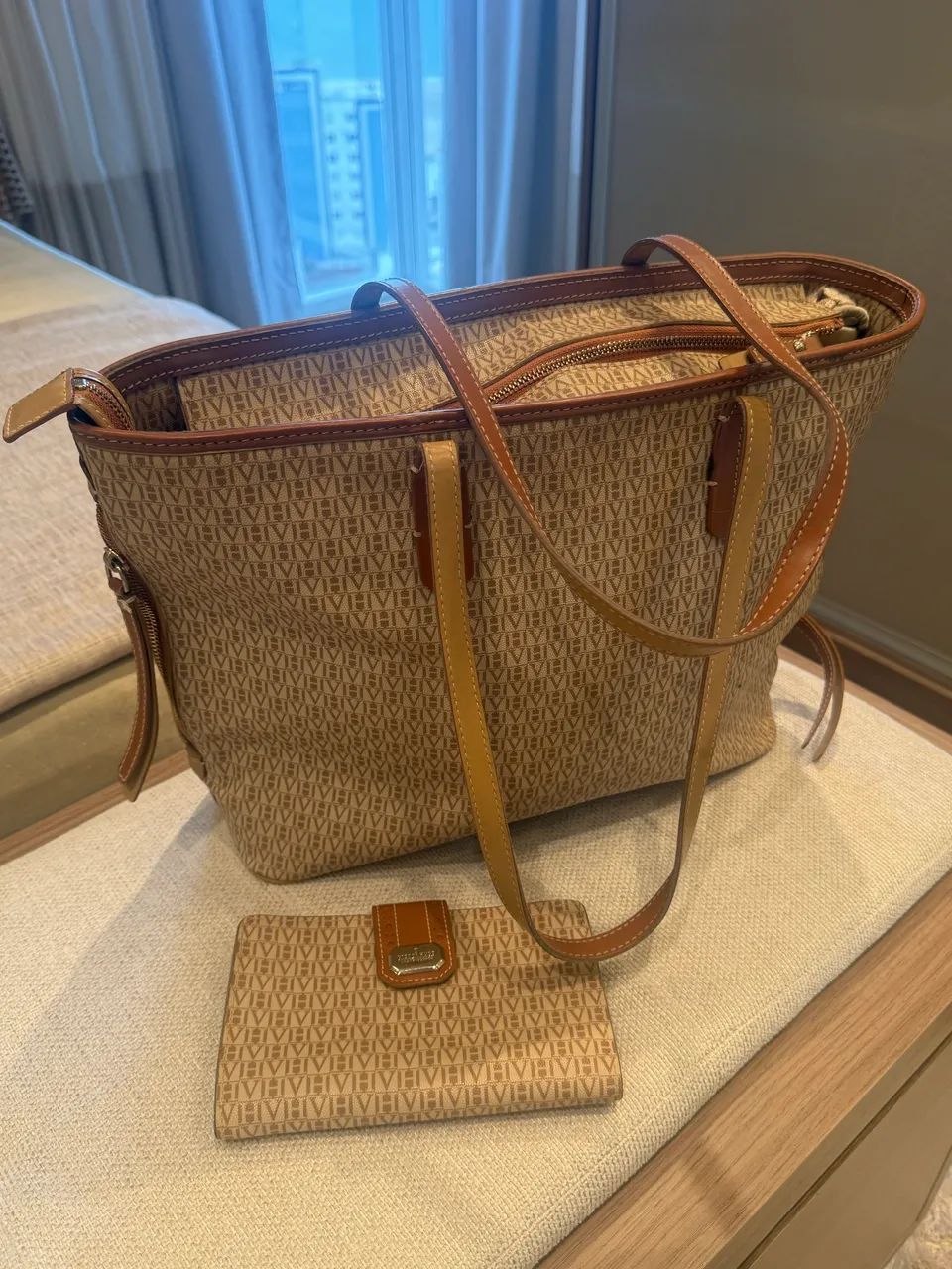 Vendo bolsa Victor Hugo com carteira e chaveiro  - Foto 2