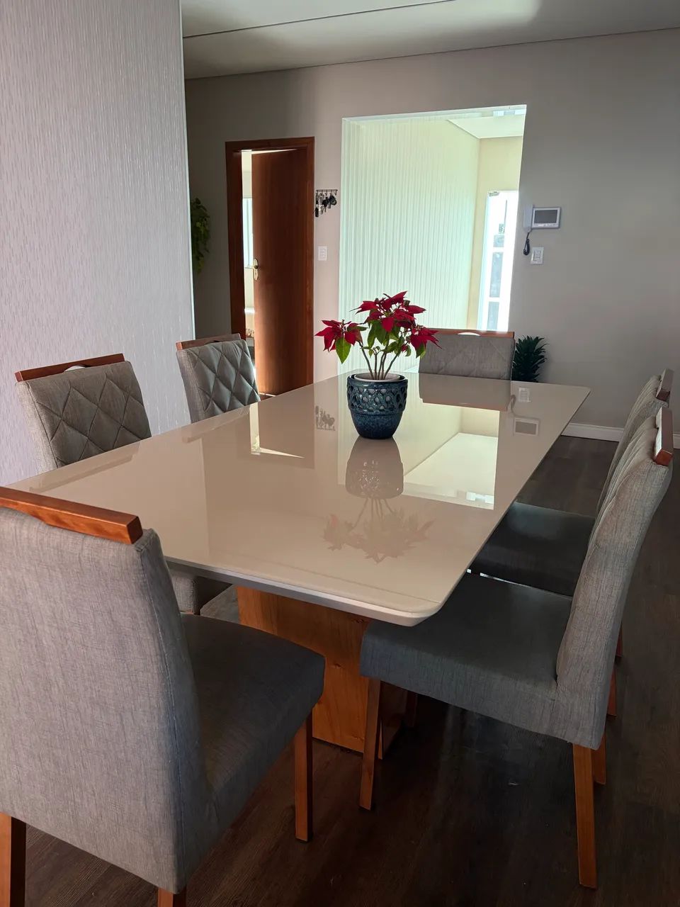 Conjunto de mesa com 6 cadeiras
