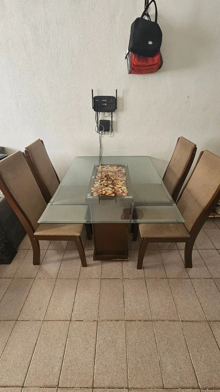 Mesa com tampo de vidro e 4 cadeiras - Foto 2