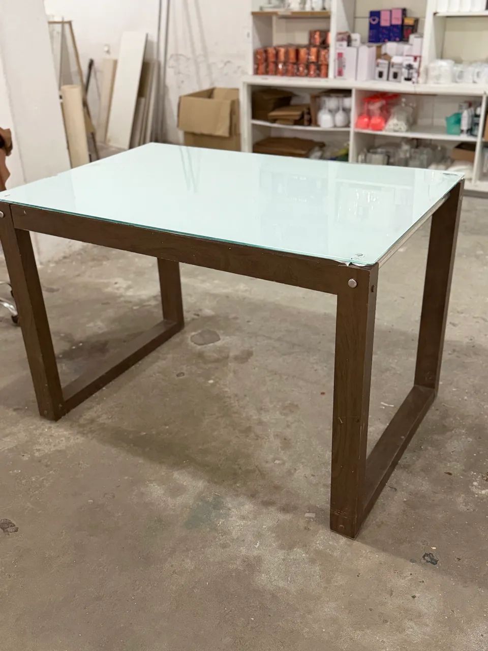 Mesa madeira com tampo de vidro 