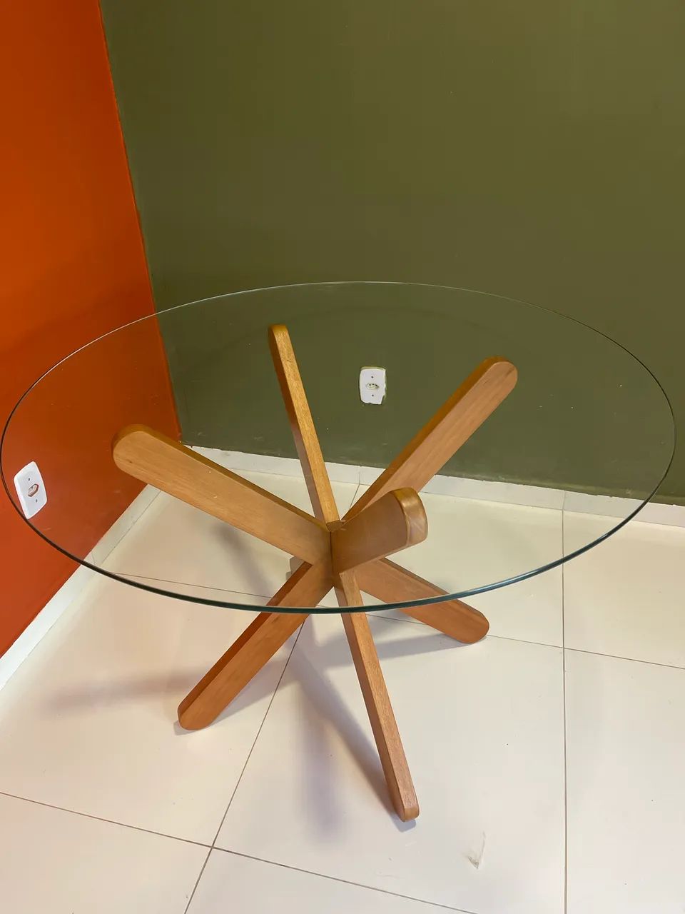 VENDO MESA DE VIDRO COM BASE EM MADEIRA 