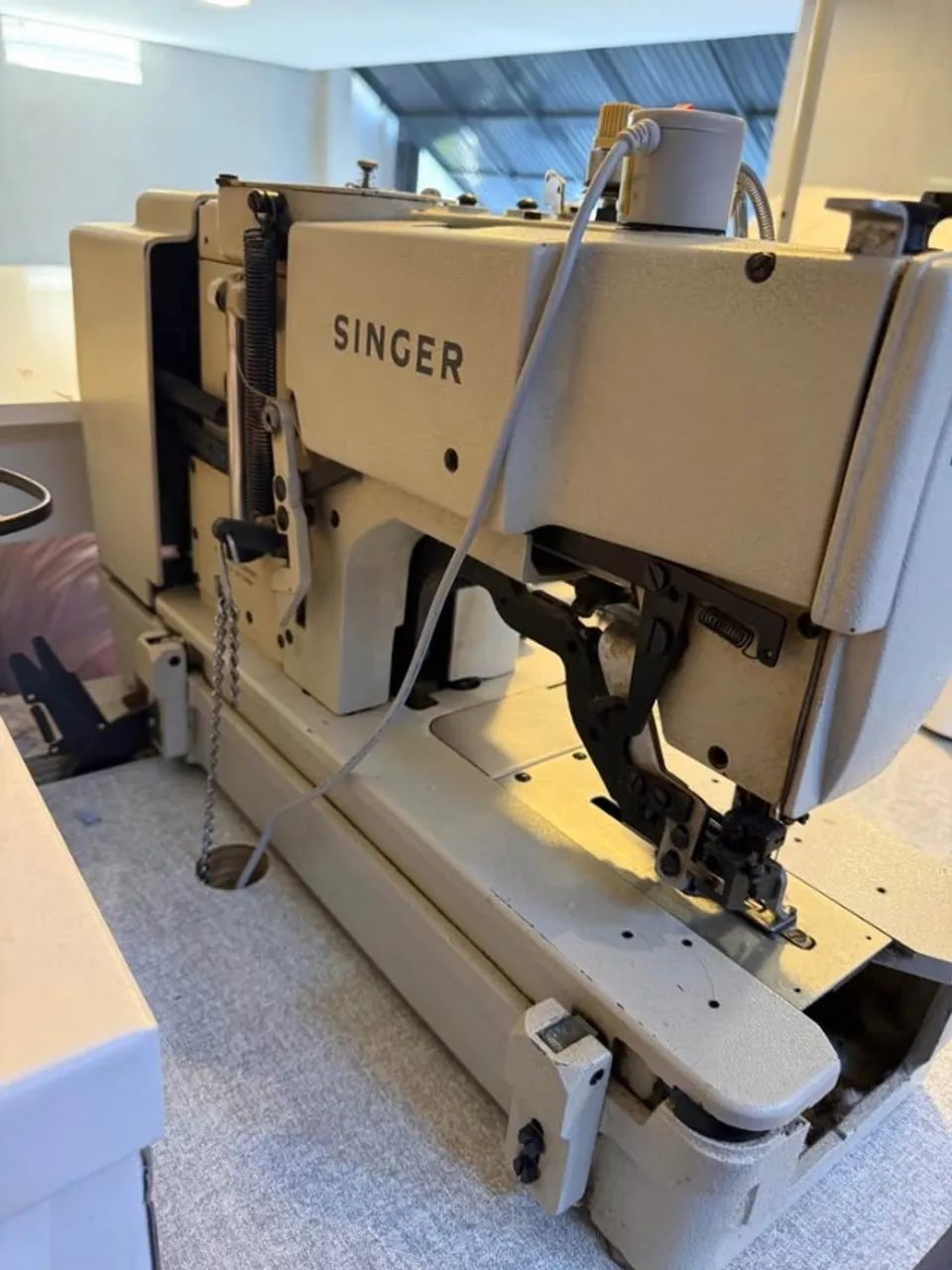 Maquina de costura casadeira industrial Singer