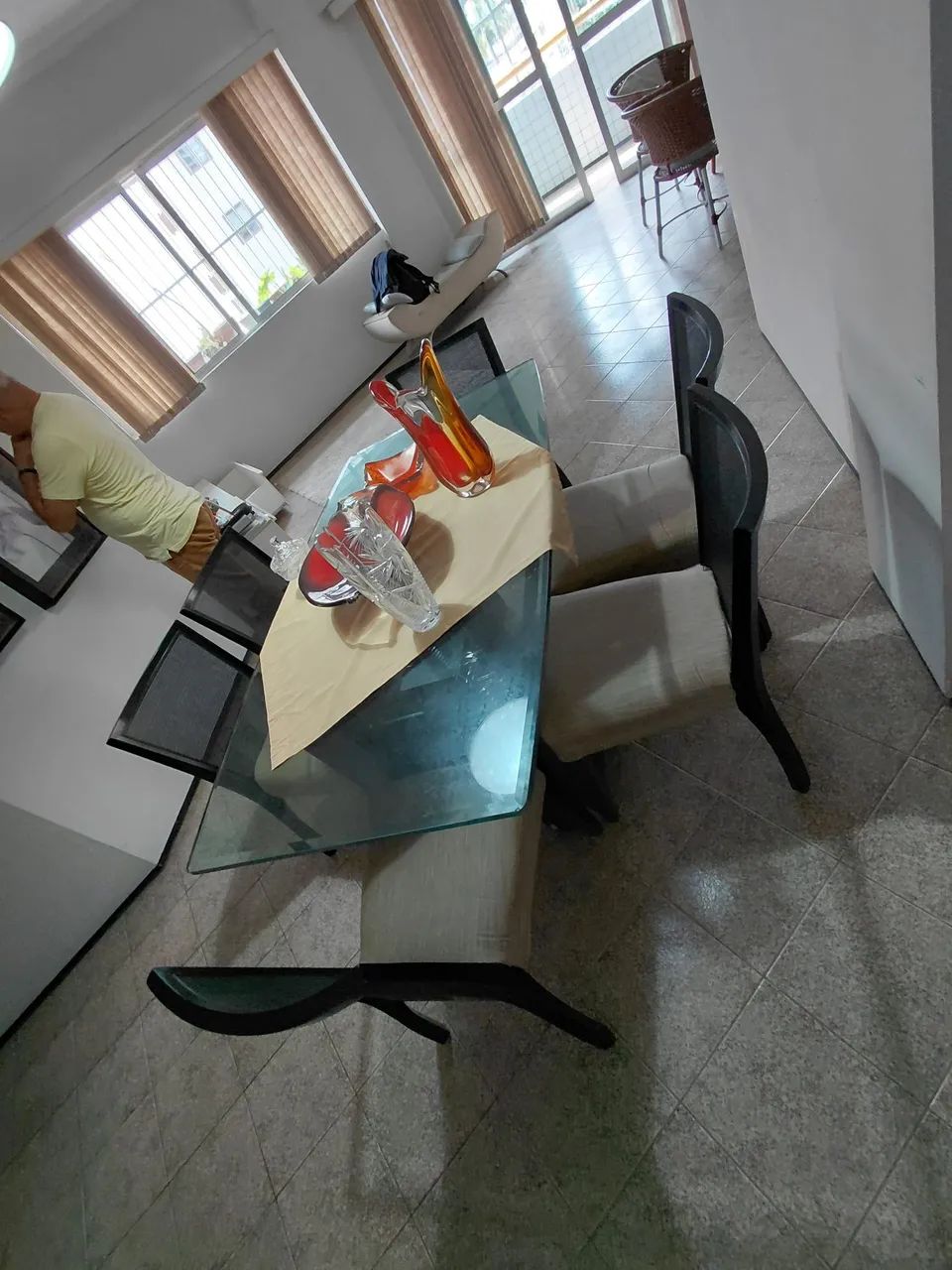 Mesa de jantar com 6 cadeiras e 5 vasos - Foto 4