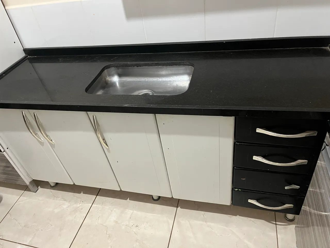 Pia com tampo de mármore 